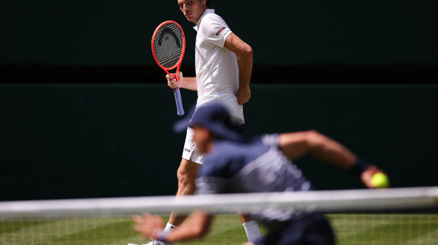 מביא כדורים ("בול בוי") בטורניר ווימבלדון על רקע טיילור פריץ (צילום: GettyImages)