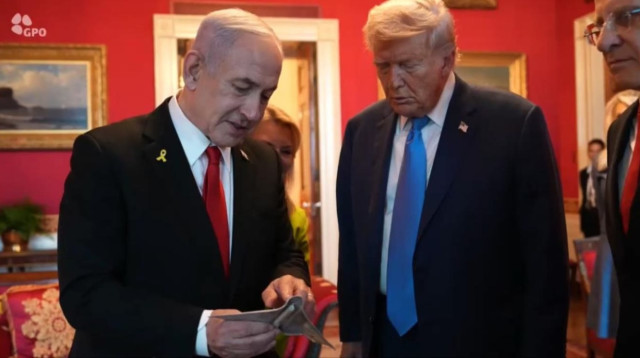 בנימין נתניהו מעניק לדונלד טראמפ את המזוזה בצורת מפציץ B-2 (צילום: ללא)