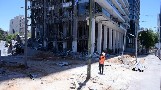 בניין שנפגע מטיל ברמת גן (צילום: אבשלום ששוני)