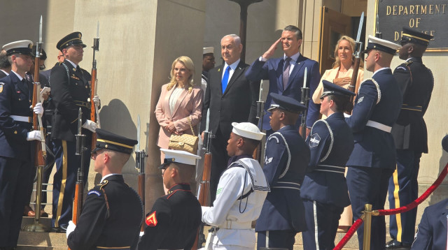 קבלת הפנים של נתניהו בפנטגון ביחד עם שרה, פיט הגסת' ורעייתו (צילום: אנה ברסקי)