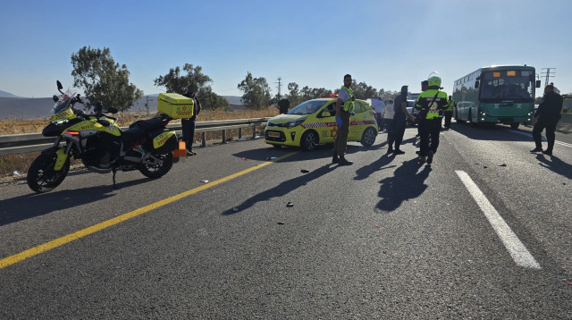 תאונת דרכים קשה בכביש 77 (צילום: תיעוד מבצעי מד"א)