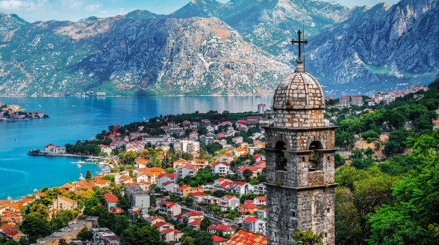 מגדל הפעמונים בעיר העתיקה ומפרץ קוטור במונטנגרו (צילום: שאטרסטוק)