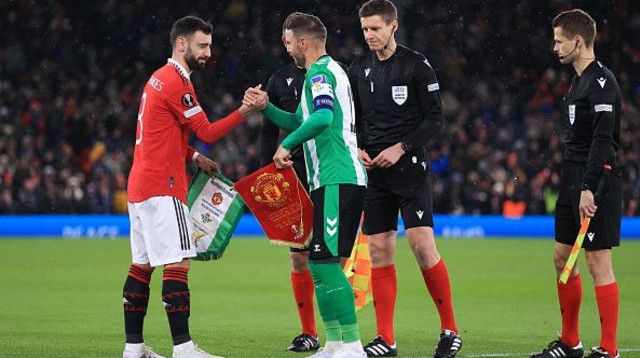 ברונו פרננדש בטקס המסורתי לפני המשחק (צילום: Simon Stacpoole/Offside)