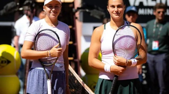 מעטות היריבות עם מאזן כזה מולה. ארינה סבאלנקה לצד אמנדה אניסימובה (צילום: GettyImages, Robert Prange)