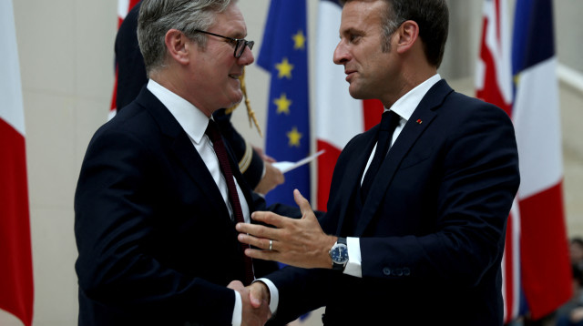 עמנואל מקרון, קיר סטארמר (צילום: Ludovic Marin/Pool via REUTERS)