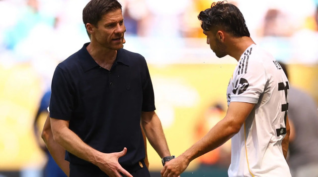 מאמן ריאל מדריד צ'אבי אלונסו עם ראול אסנסיו (צילום: רויטרס)