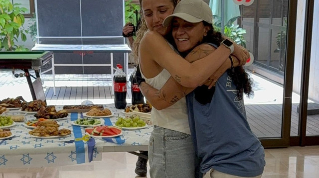 רומי גונן ואמילי דמארי (צילום: מטה משפחות החטופים)