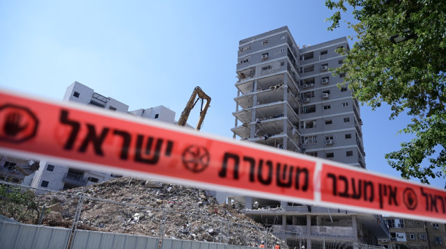 הריסות הבניין בבת ים (צילום: אבשלום ששוני)