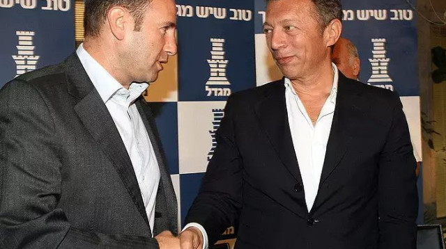 ארקדי גאידמק לוחץ את ידו של יו"ר הפועל ירושלים דני קליין (צילום: שרון בוקוב)