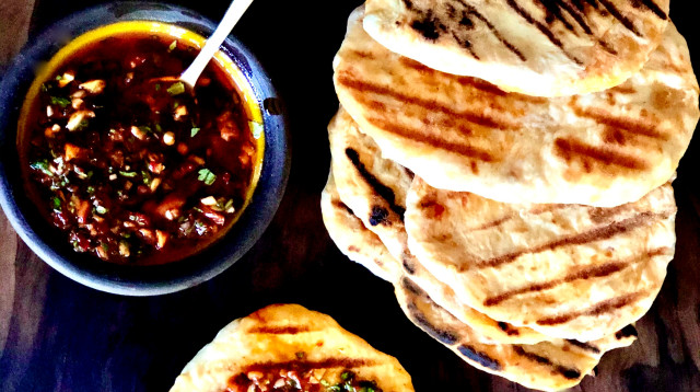 פיתה עם אריסה וצ'רמולה (צילום: פסקל פרץ-רובין)