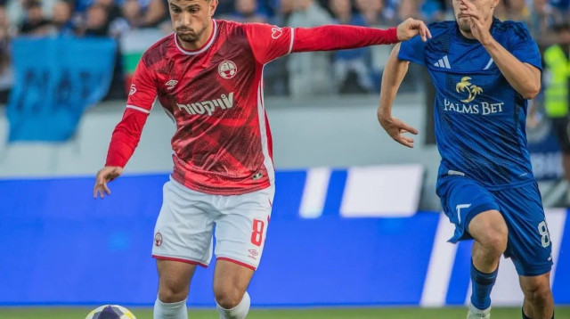 חמודי כנעאן שחקן הפועל באר שבע לפני מרין פטקוב שחקן לבסקי סופיה (צילום: אתר רשמי, הפועל באר שבע)