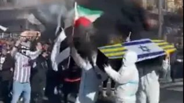 אוהדי אול בויס עם ארון קבורה ועליו דגל ישראל (צילום: תיעוד ברשתות חברתיות לפי סעיף 27 א' לחוק זכויות יו)