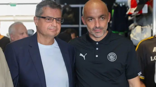 לאזטיץ' ואנגלידיס. דיברו גם על חיזוק הסגל? (צילום: קובי אליהו)