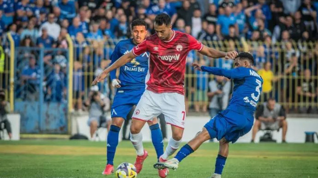 אליאל פרץ נסגר בין שני שחקני לבסקי (צילום: אתר רשמי, הפועל באר שבע)