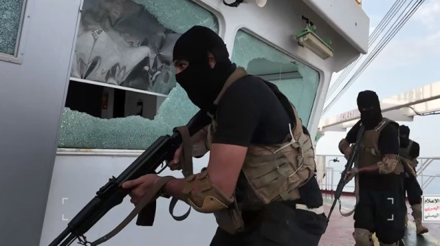 החות'ים עולים על סיפון הספינה (צילום: צילום מסך לפי סעיף 27א)