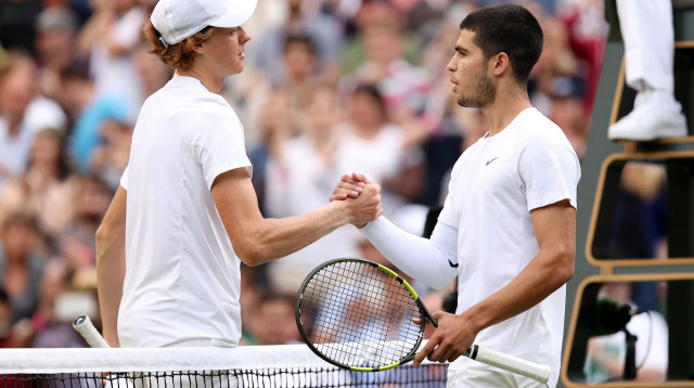 קרלוס אלקראס טניסאי ספרדי עם יאניק סינר טניסאי איטלקי, שמינית גמר טורניר ווימבלדון 2022 (צילום: GettyImages, Ryan Pierse)
