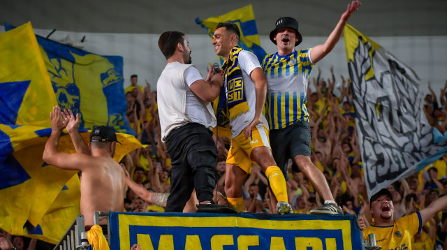 ערן זהבי על הבמה עם אנשי הגדר בשער 11 (צילום: אריאל שלום)