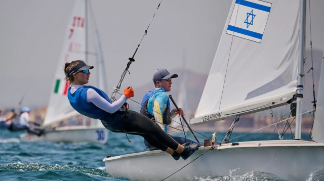 רוי לוי עם אריאל גל,  אלופי העולם לנוער בסירות 470 (צילום: אתר רשמי, Luis Conte)