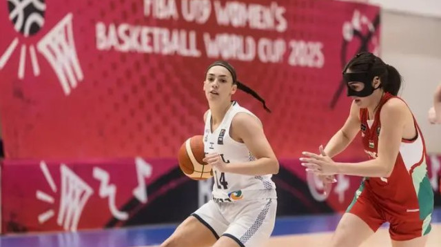עמדה בציפיות. רביב (צילום: אתר רשמי, FIBA)