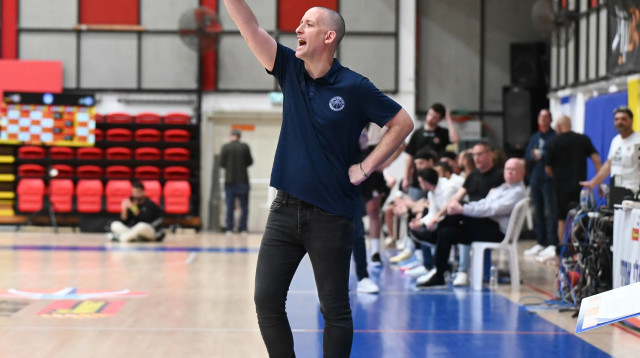 מאמן מכבי רעננה שי סגלוביץ' (צילום: ברני ארדוב)