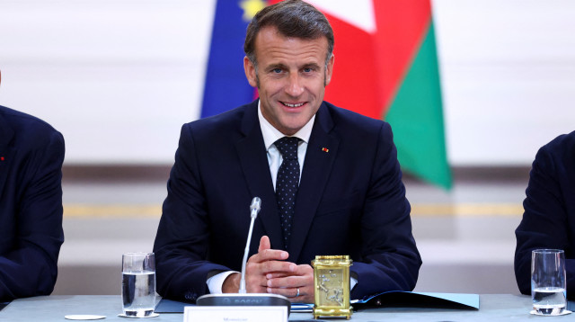 עמנואל מקרון בפגישה עם נציגי קלדוניה החדשה בארמון האליזה (צילום: רויטרס)