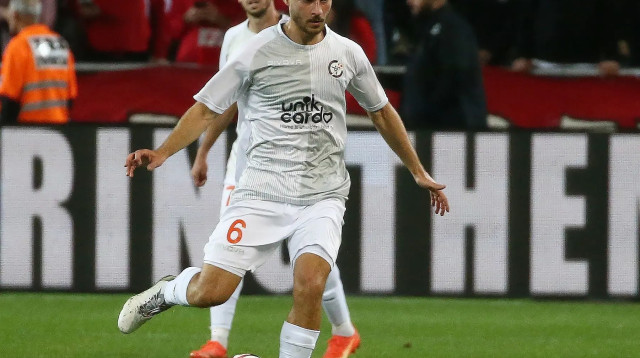 שי אייזן שחקן הפועל ראשון לציון (צילום: אודי ציטיאט)