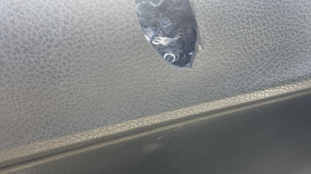 הנזק שנגרם לרכב מירי תועה מעזה (צילום: ללא)