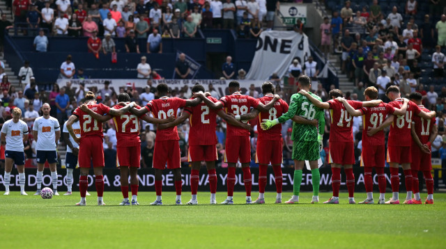 שחקני ליברפול בדקת דומיה לזכר דיוגו ז'וטה (צילום: GettyImages)