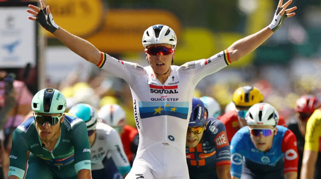 טים מרלייה רוכב אופניים בלגי, מנצח הקטע התשיעי של טור דה פראנס 2025 (צילום: רויטרס)