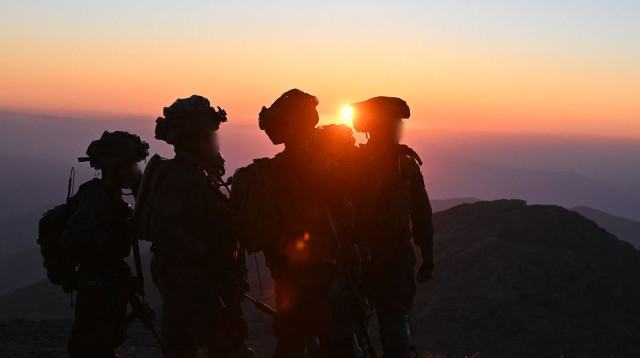 כוחות חטיבת ׳ההרים׳ (810) במורדות כתר החרמון (צילום: דובר צה"ל)