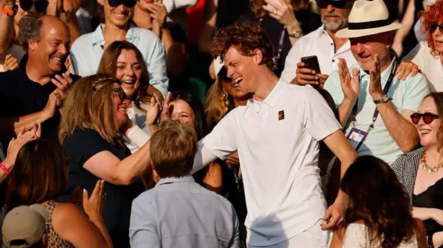 בגמר הראשון שלו בווימבלדון. יאניק סינר חוגג עם אמא ביציע (צילום: רויטרס)