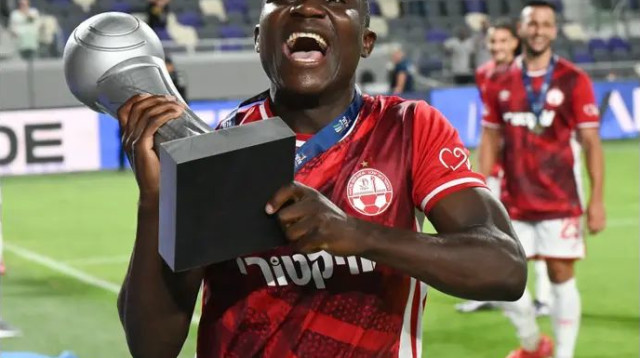 דידה, אבל בכל זאת רקד עם הגביע. קינגס קאנגווה (צילום: ברני ארדוב)