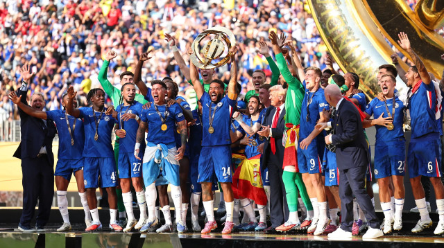 קפטן צ'לסי ריס ג'יימס מניף את גביע העולם למועדונים (צילום: GettyImages, Robbie Jay Barratt - AMA)