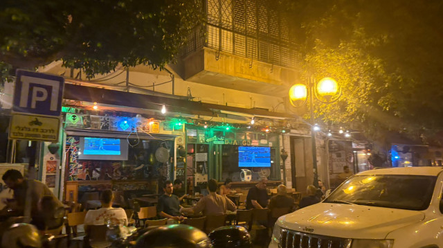 חיי הלילה המוקדמים של גבעתיים (צילום: מאיה כהן)