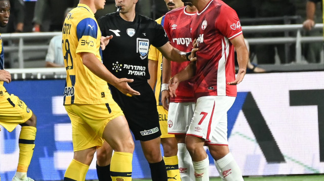 ניקולאסקו מול פרץ. טענות קשות במכבי תל אביב כלפי השופט גל לוי (צילום: ברני ארדוב)