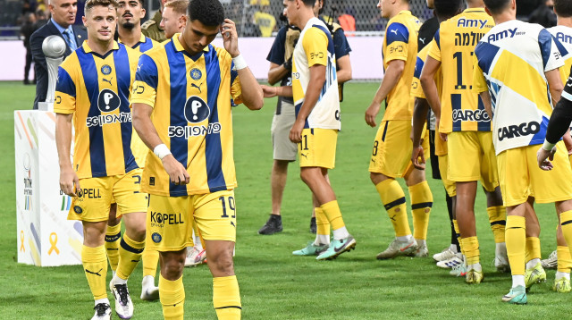 שחקני מכבי תל אביב מאוכזבים (צילום: ברני ארדוב)