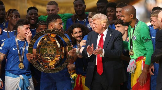 נשיא ארצות הברית דונלד טראמפ חוגג עם שחקני צ'לסי (צילום: Carl Recine - FIFA/FIFA via Getty Images)