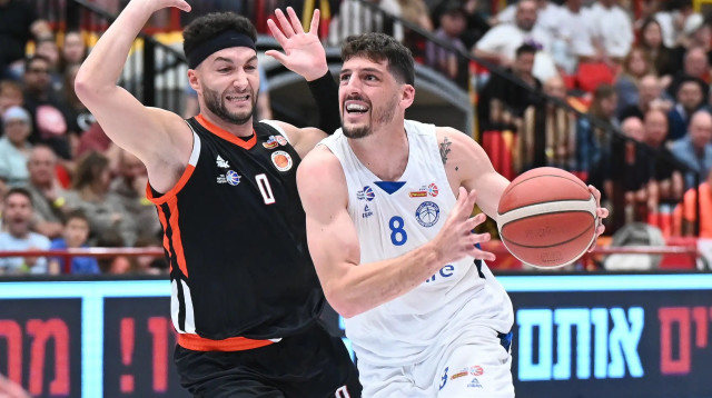 חואקין שוכמן, מכבי רעננה לצד ג'ורדן קובלין, מכבי ראשון לציון (צילום: ברני ארדוב)