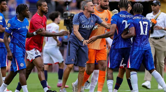 מהומת ענק בסיום בין שחקני ומאמני צ'לסי ופריז סן ז'רמן (צילום: Getty images)