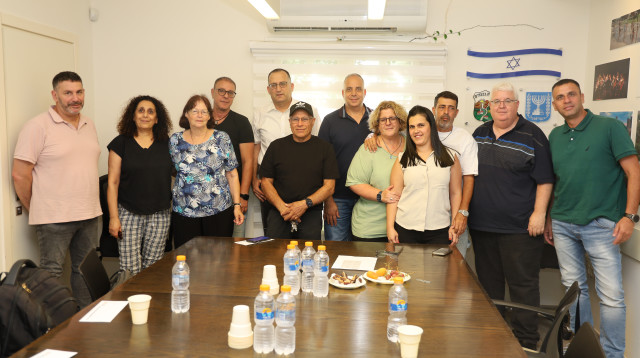 קוניק עם העובדים שבתיהם נפגעו בתקיפה מאיראן (צילום: עיריית גבעתיים)