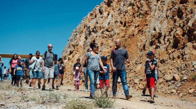מטיילים באתר החרמון (צילום: עדי פרץ)