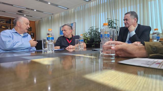 פגישה עם שר הביטחון כ"ץ לפיתוח הביטחון והתעשיות בערד (צילום: עיריית ערד)