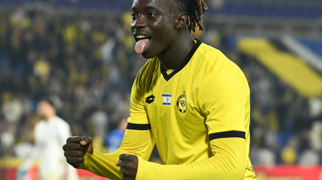 דניאל דאפה שחקן מכבי נתניה חוגג (צילום: ברני ארדוב)