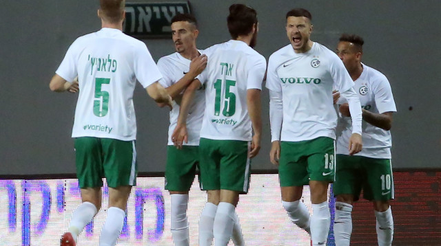 ניקיטה רוקאביצה חוגג עם שחקני מכבי חיפה (צילום: אודי ציטיאט)