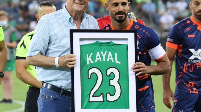 בירם כיאל זוכה לכבוד ממכבי חיפה לפני המשחק (צילום: דני מרון)