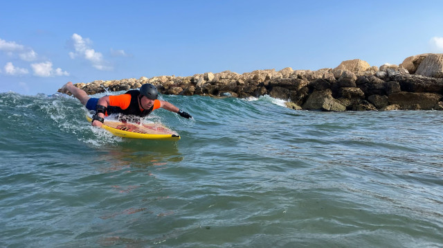 אמיר גולש עם האביזר שעוזר לו להתייצב (צילום: באדיבות HIT מכון הטכנולוגי חולון)