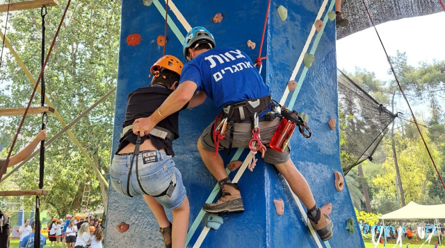פעילות במחנה "אתגרים" (צילום: באדיבות עמותת אתגרים)