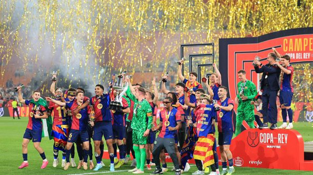 שחקני ברצלונה חוגגים את הזכייה בגביע המלך (צילום: Fran Santiago)