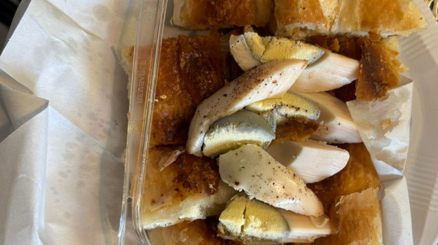 בורקס, ביצה, רסק וחמוצים ב-20 שקלים. "לא רק בורקס" (צילום: מאיה כהן)