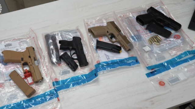 אקדחים שנתפסו בפעילות של ימ"ר תל אביב (צילום: דוברות המשטרה)
